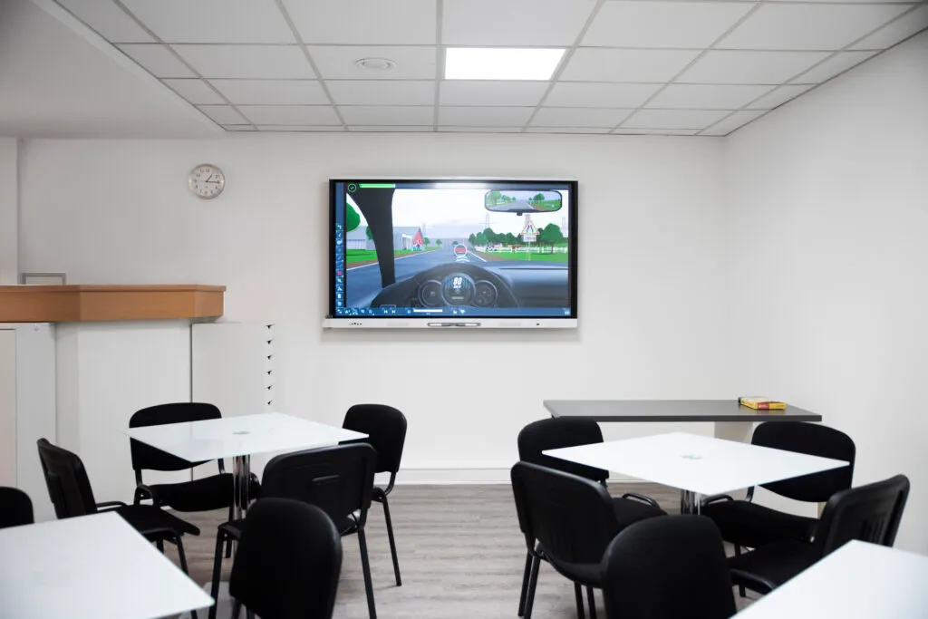 Heller, moderner Unterrichtsraum der Fahrschule Drewes mit Smartboard