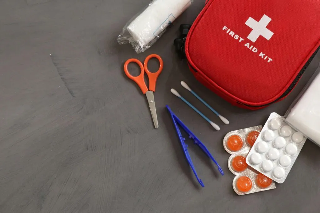 Erste-Hilfe-Set mit Verbandmaterial, Schere und Pflastern