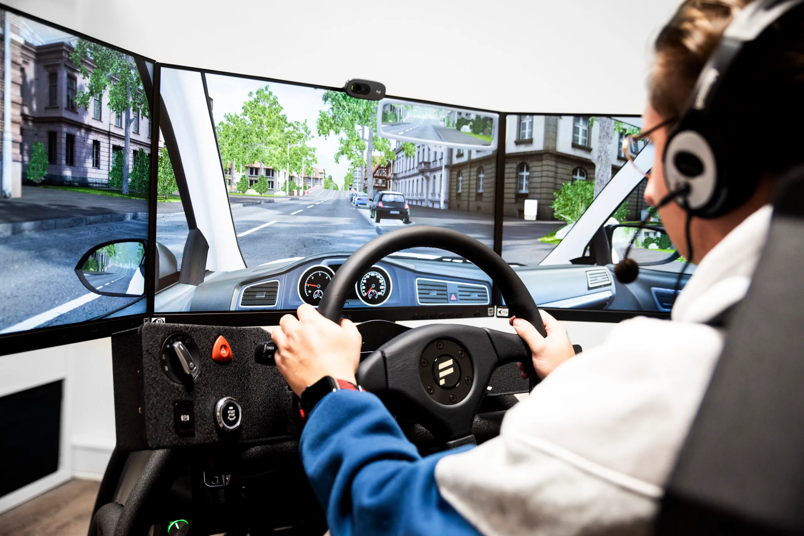 Fahrschülerin übt am Fahrsimulator der Fahrschule Drewes